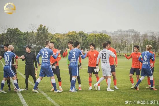 美女脱小内内给男生摸